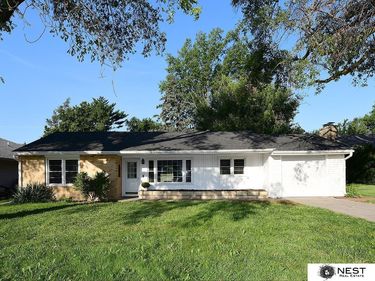 1633 Sunburst Lane, Lincoln, NE 68506