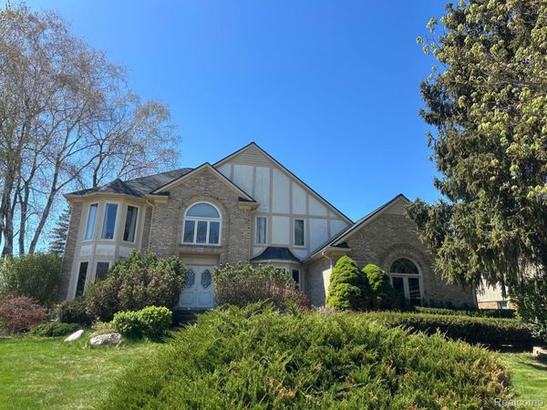 3229 PARKWOOD Drive , Rochester Hills, Mi 48306