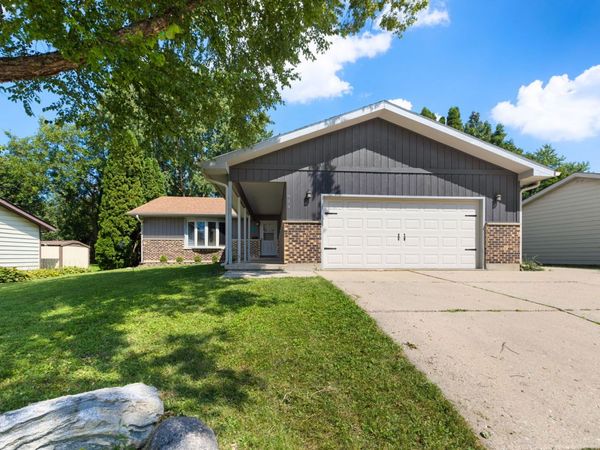 824 Royal Drive , McHenry, IL 60050