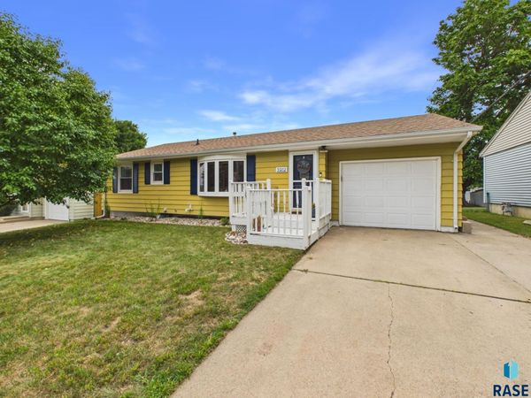 3912 E Claudette Dr, Sioux Falls, SD 57103
