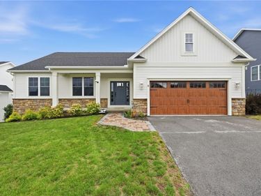 8 Black Wood Circle, Pittsford, NY 14534
