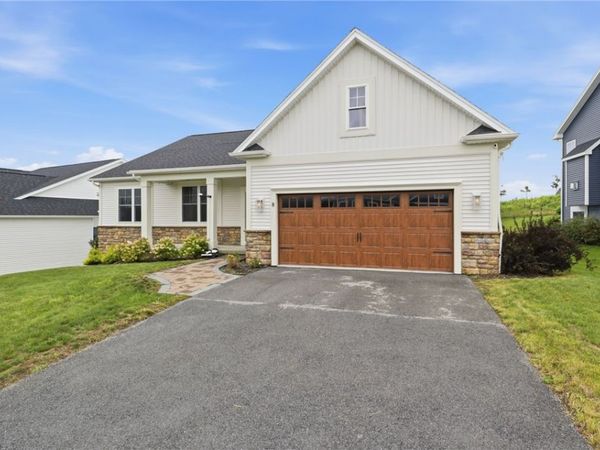 8 Black Wood Circle, Pittsford, NY 14534
