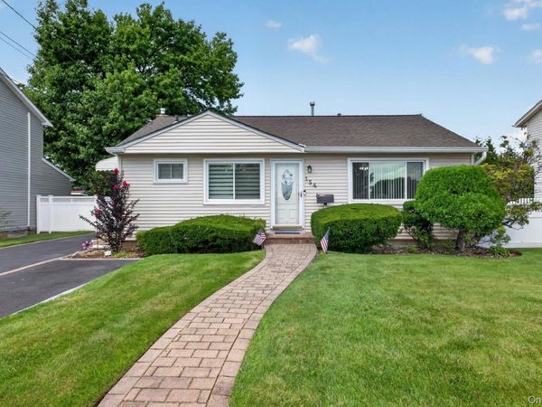 154 Park Lane, Massapequa, NY 11758
