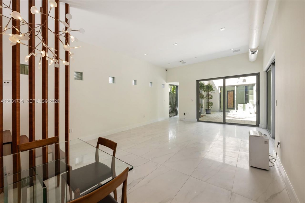 2205 Overbrook St , Miami, FL 33133 Photo