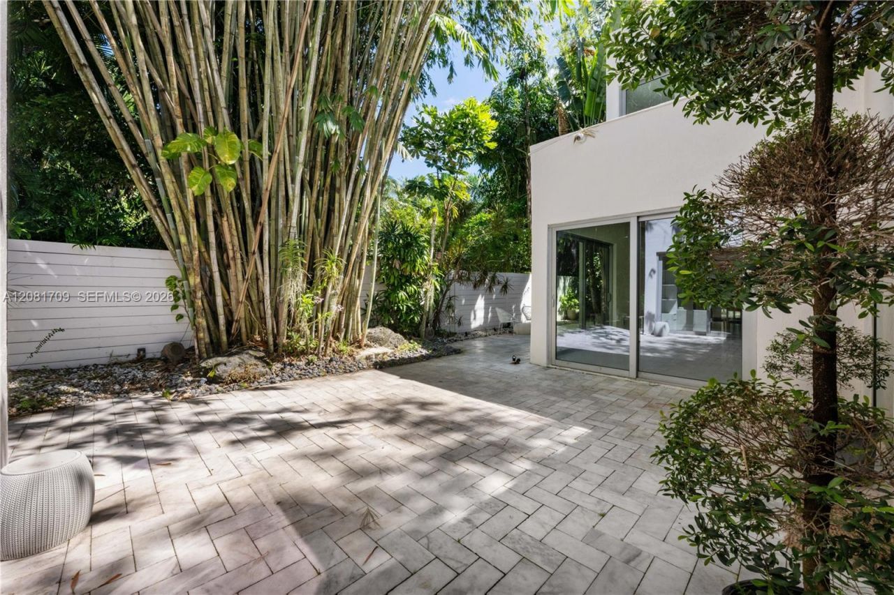 2205 Overbrook St , Miami, FL 33133 Photo