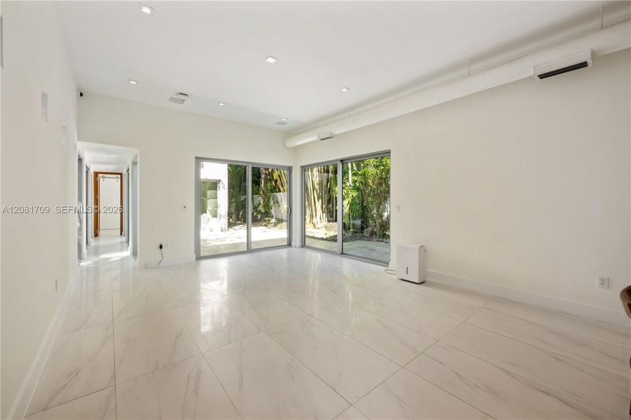 2205 Overbrook St , Miami, FL 33133 Photo