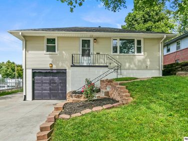6226 Oak Street, Omaha, NE 68106