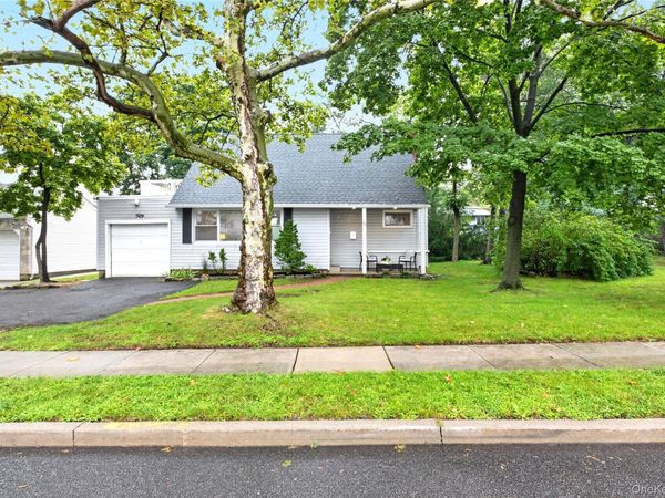 50 Commander Avenue , Garden City, NY 11530
