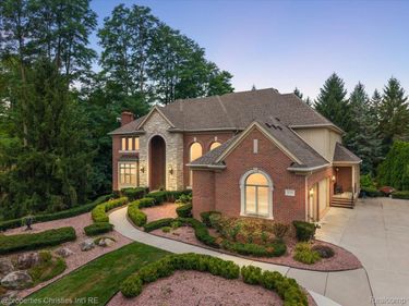 5173 Serena Dr, Troy, Mi 48098