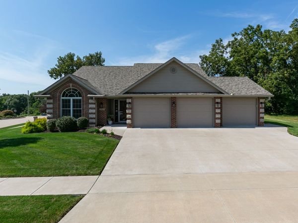 1111 33rd Ave Circle , Silvis, IL 61282