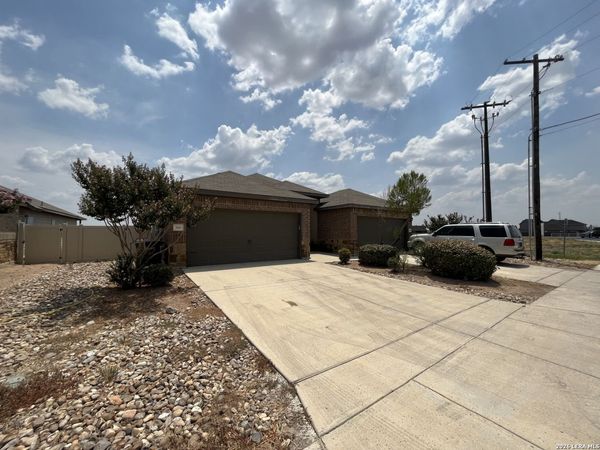698 SAENGERHALLE RD, New Braunfels, TX 78130