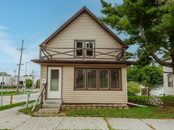 735 E North STREET, Waukesha, WI 53188