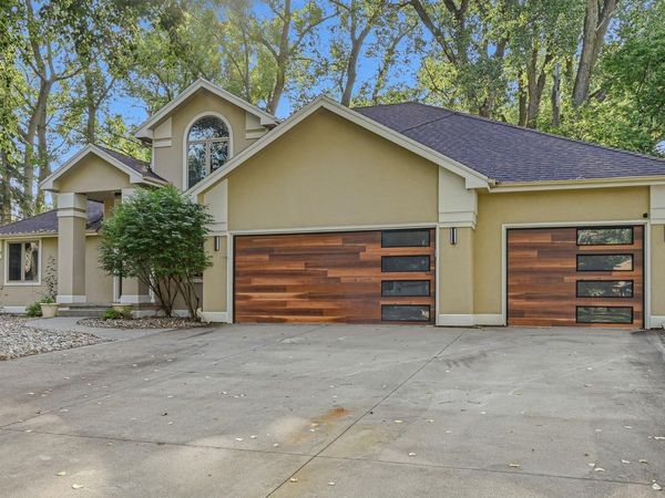 704 E St Andrews, Dakota Dunes, SD 57049