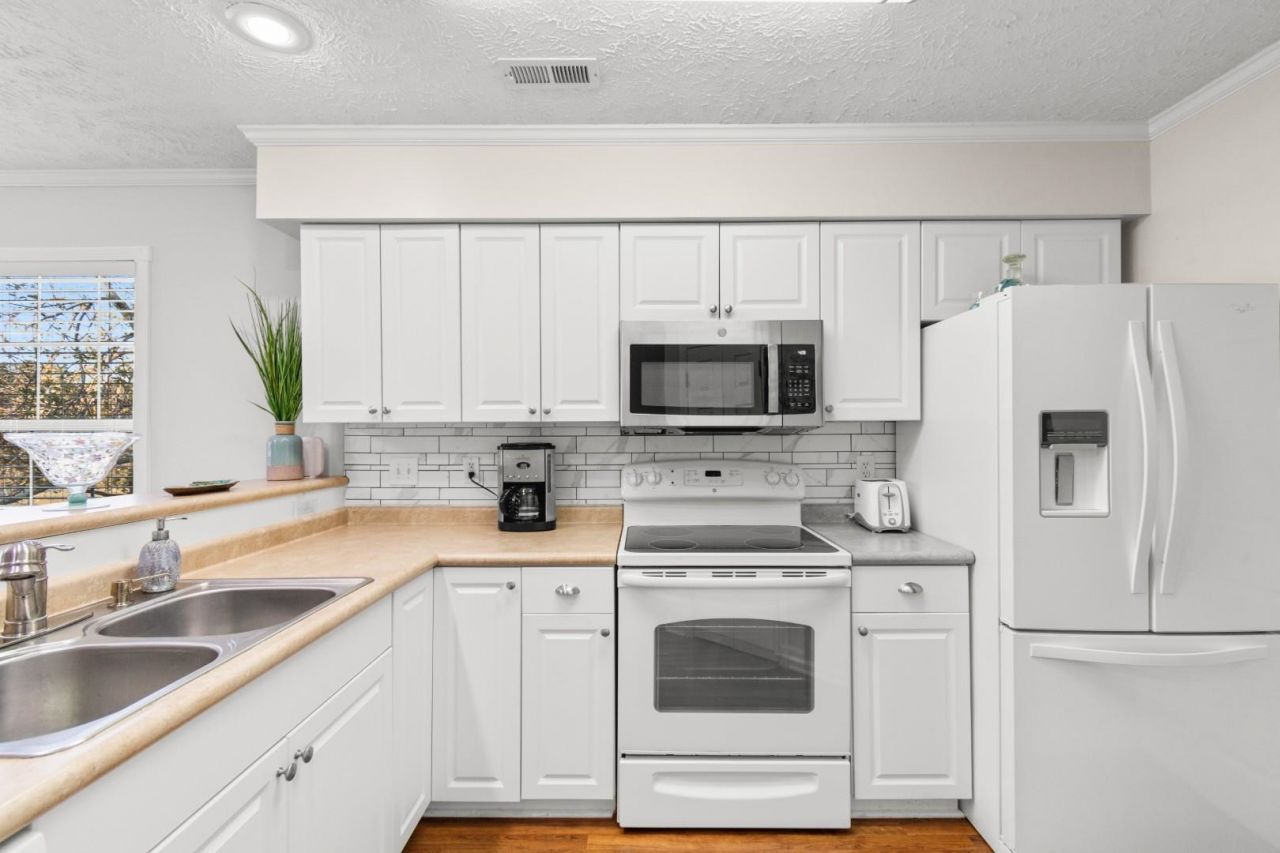 597 Blue River Ct. Photo 4