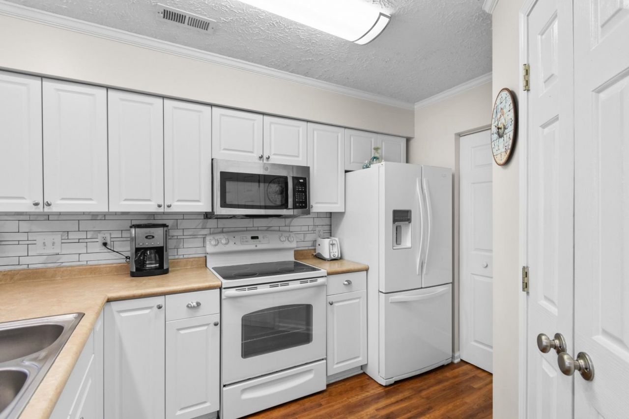 597 Blue River Ct. Photo 9