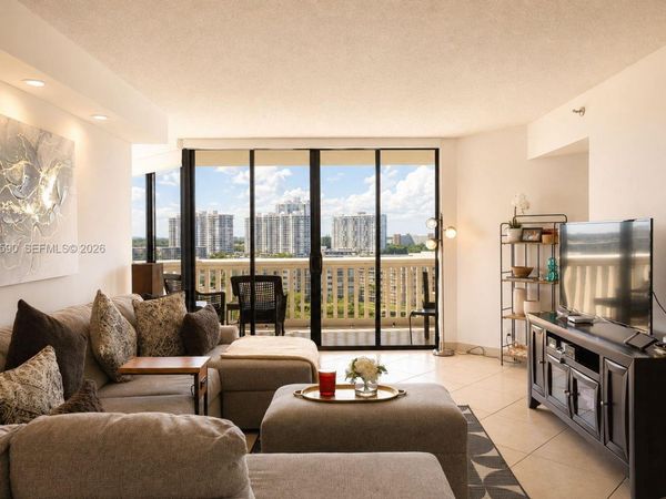 1000 W Island Blvd , Unit 1010, Aventura, FL 33160