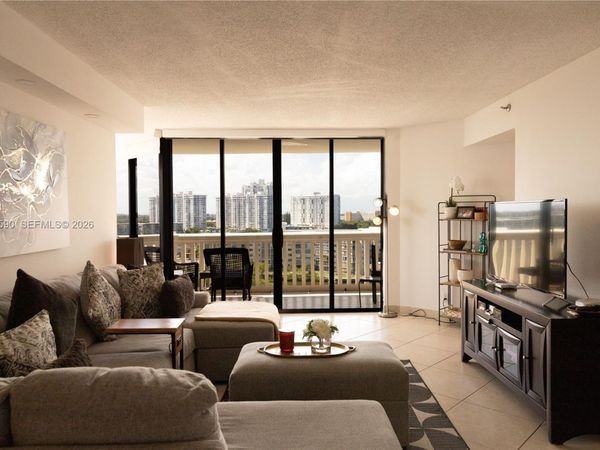 1000 W Island Blvd , Unit 1010, Aventura, FL 33160