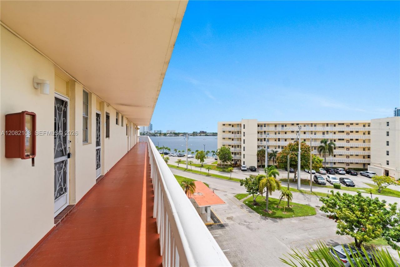 2903 Point East Dr , Unit K503, Aventura, FL 33160 Photo