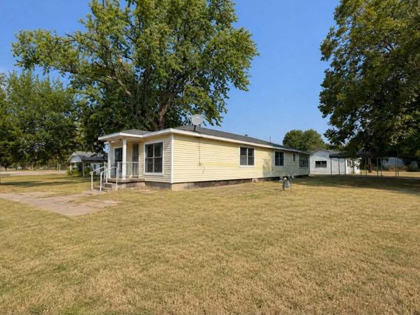 304 E Main Street , Chouteau, OK 74337