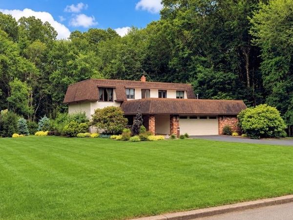 359 Hillview Ter, Franklin Lakes, NJ 07417