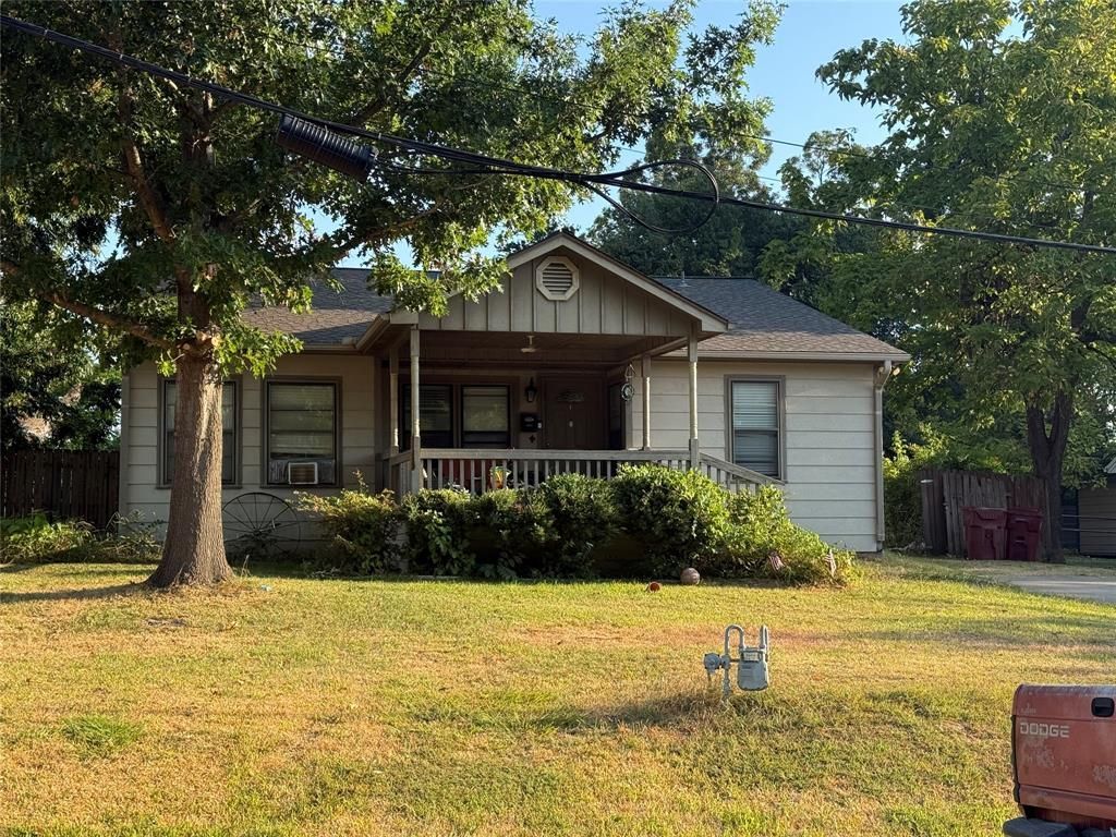 309 E 2nd Street, Bonham, TX 75418 Main Photo