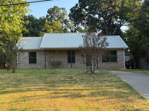315 E 2nd Street, Bonham, TX 75418