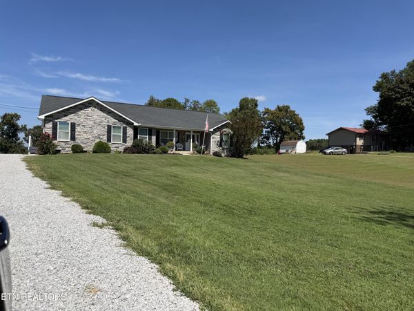 2812 Vicksburg Lane, Strawberry Plains, TN 37871