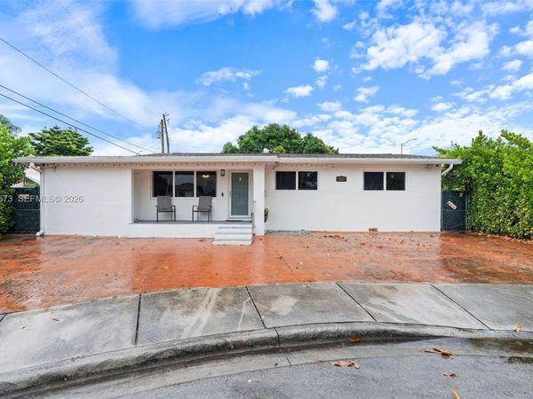 985 SE 2nd Pl , Hialeah, FL 33010