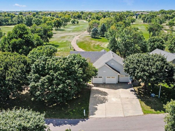 901 Par Tee Dr, Hartford, SD 57033