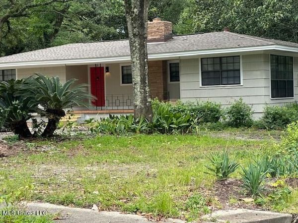 1133 W Cherokee Glen, Ocean Springs, MS 39564