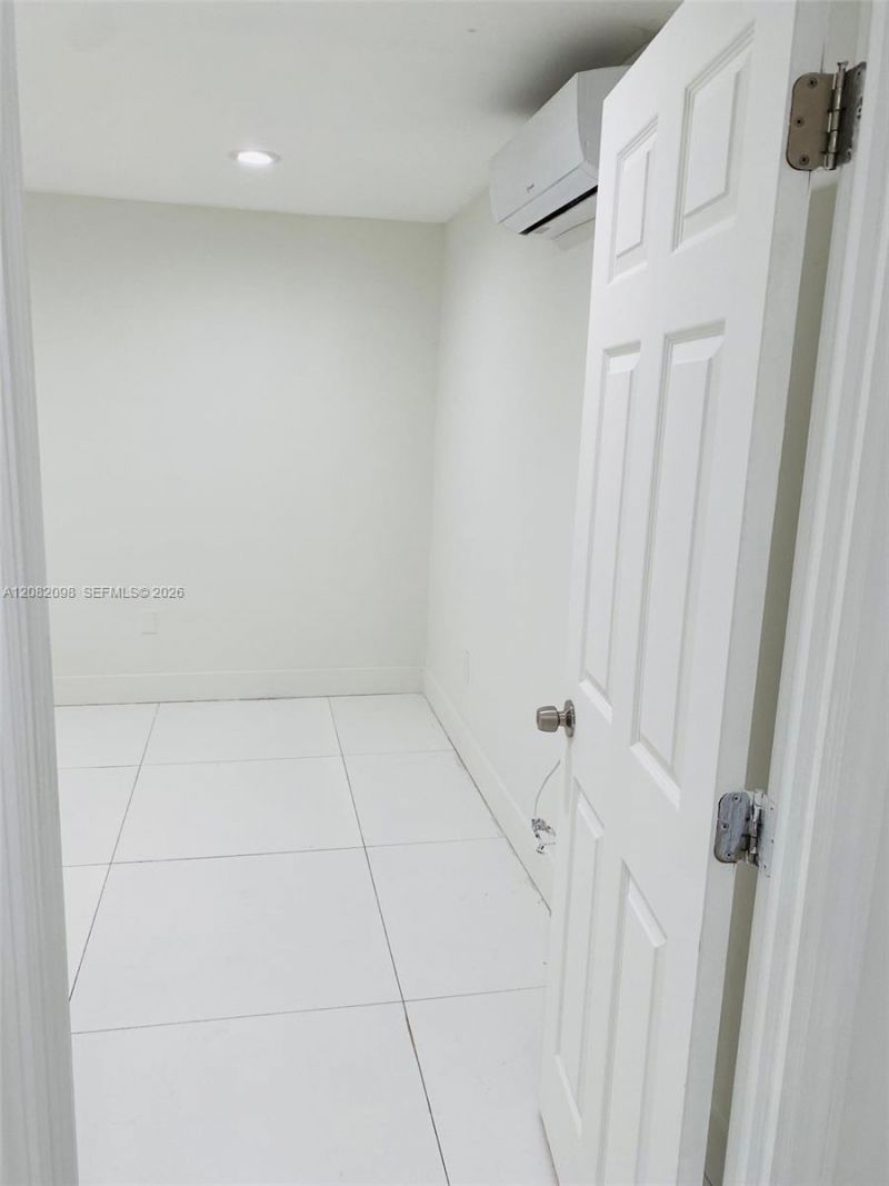 3335 SW 26th St , Unit 3335, Miami, FL 33133 Photo