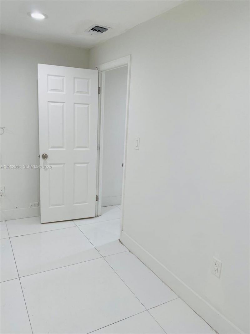 3335 SW 26th St , Unit 3335, Miami, FL 33133 Photo