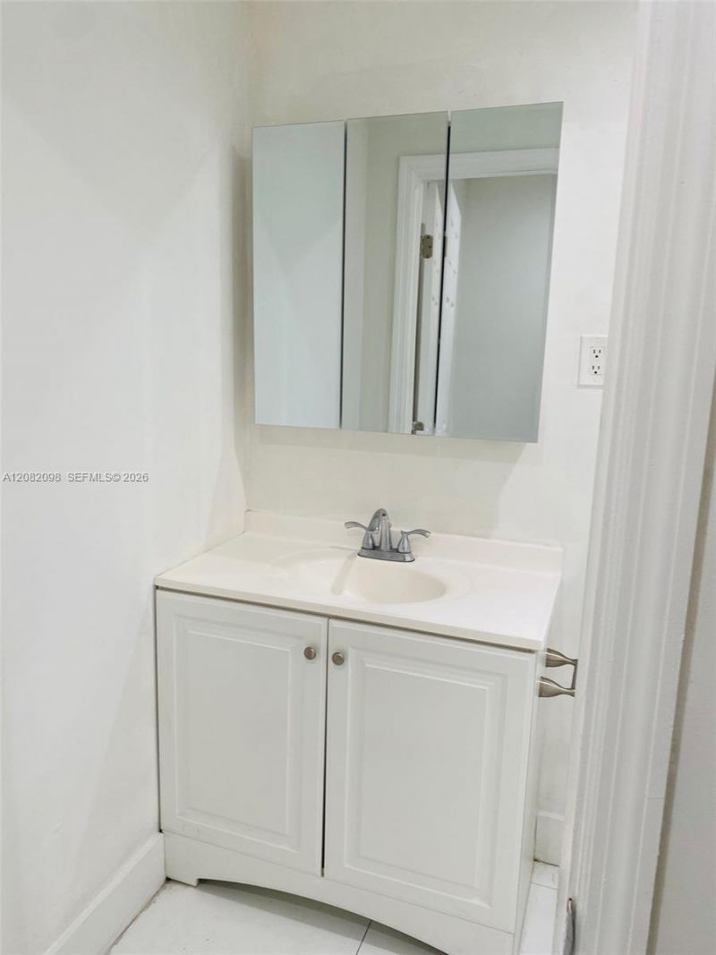 3335 SW 26th St , Unit 3335, Miami, FL 33133 Photo