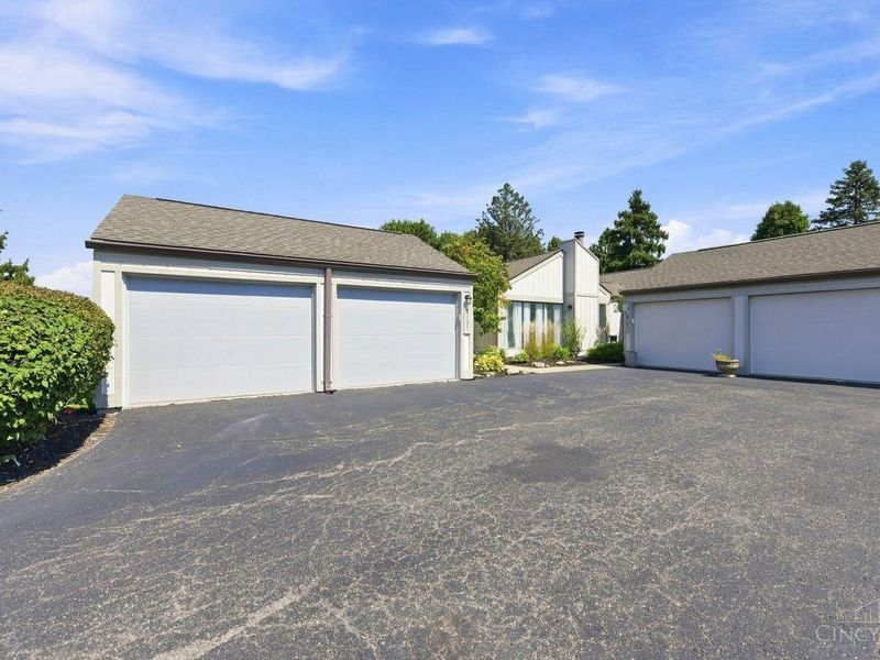 8131 Timbertree Way, West Chester, OH 45069 Photo 3