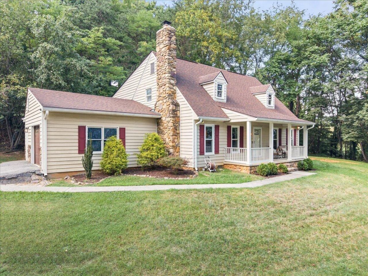 4735 Cherokee Hills Dr, Salem, VA 24153 Main Photo