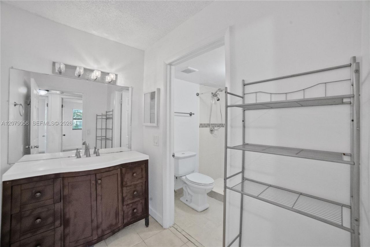 7155 NW 179th St, Unit 108, Hialeah, FL 33015 Photo