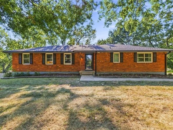 6830 NW Cross Road, Parkville, MO 64152