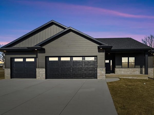 718 Pointer Circle, Center Point, IA 52213