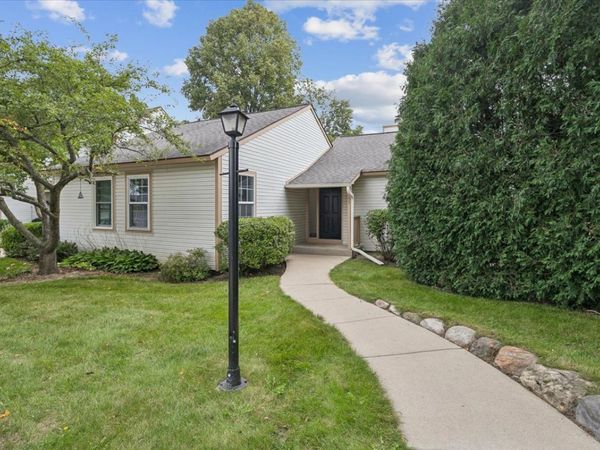 931 Chase Court , Gurnee, IL 60031