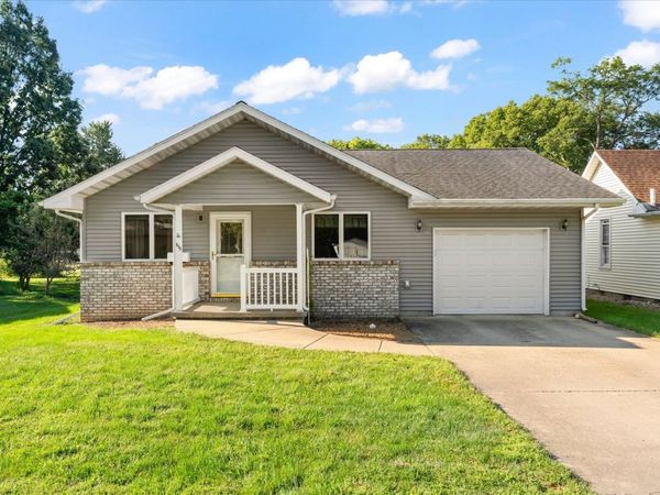 915 E Grant Street , Monticello, IL 61856