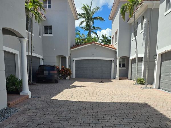 635 NE 11th Avenue, Fort Lauderdale, FL 33304