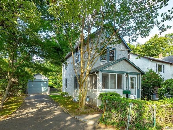 11 Potters Court , Great Neck, NY 11024
