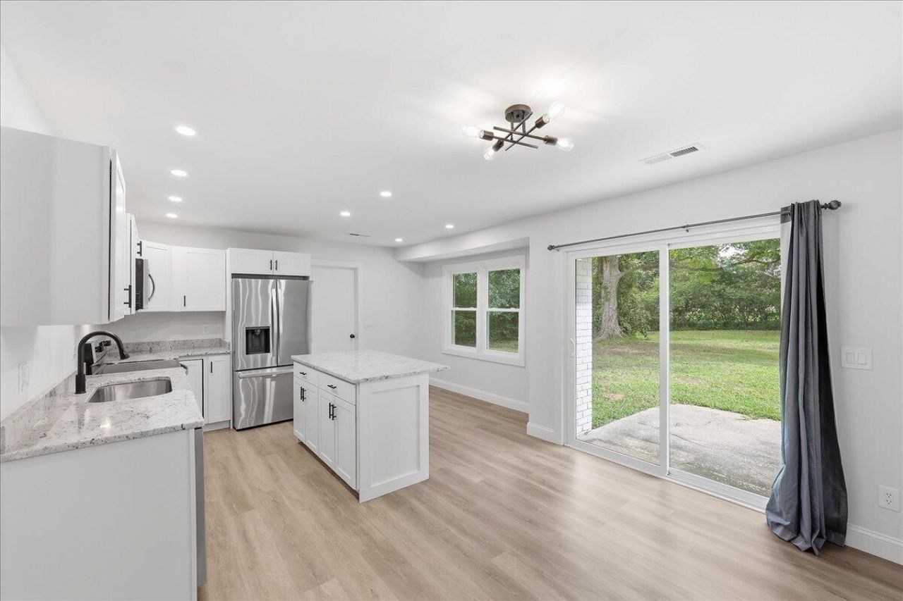 124 Robin Street Photo 7