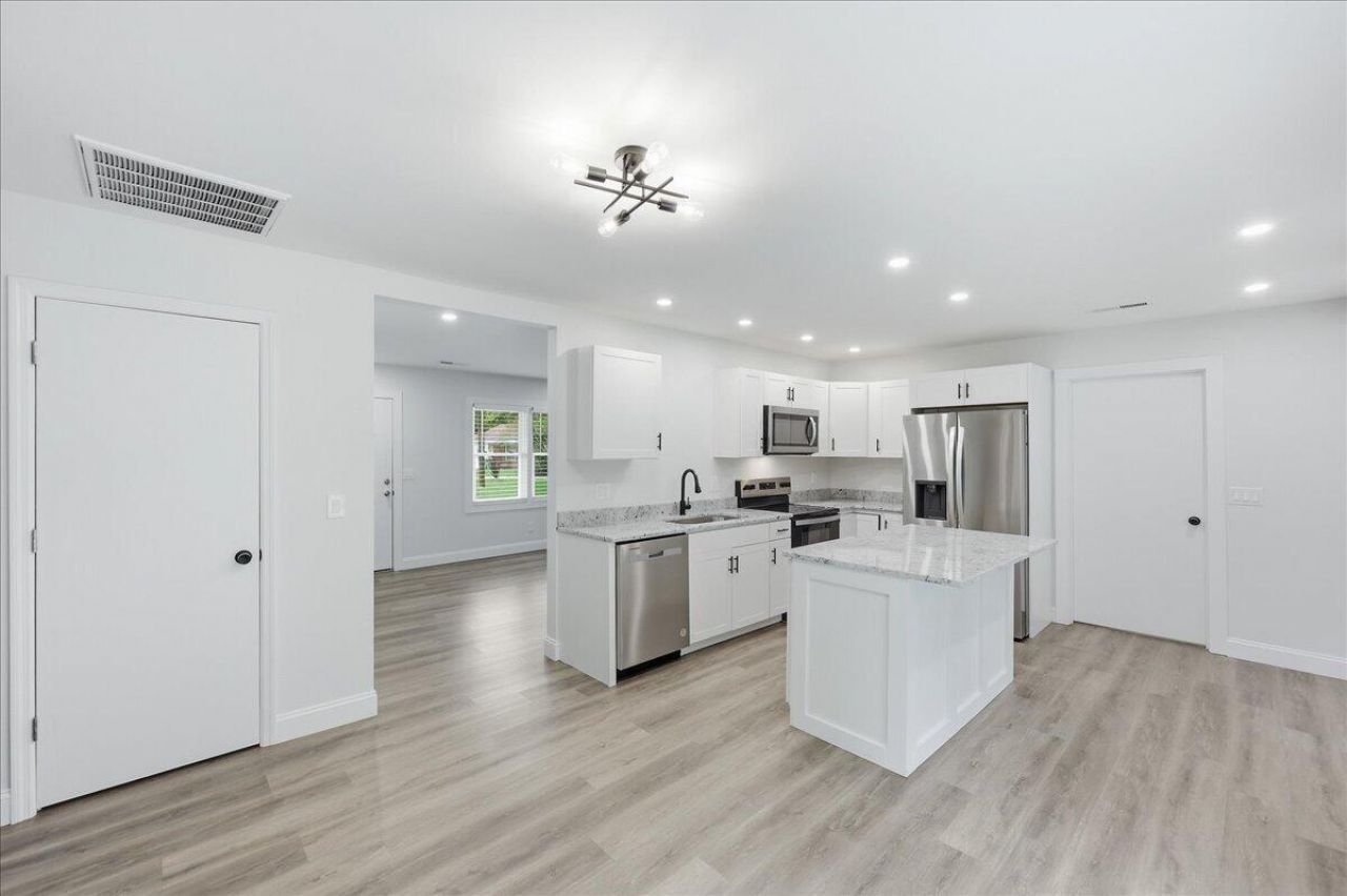 124 Robin Street Photo 8