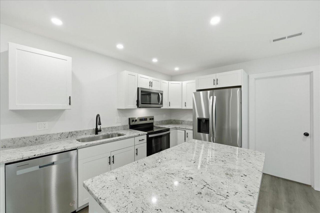 124 Robin Street Photo 9