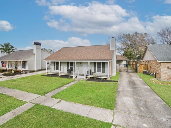 4445 Country Hill Dr, Baton Rouge, LA 70816