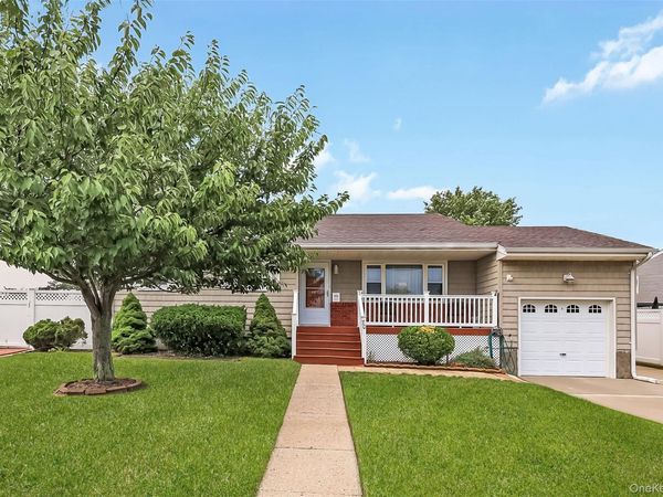 70 Prairie Lane , Lindenhurst, NY 11757