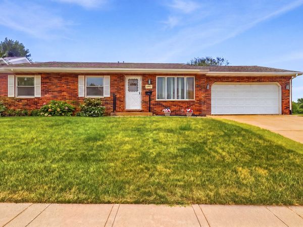 4944 Long View Drive, Dubuque, IA 52002