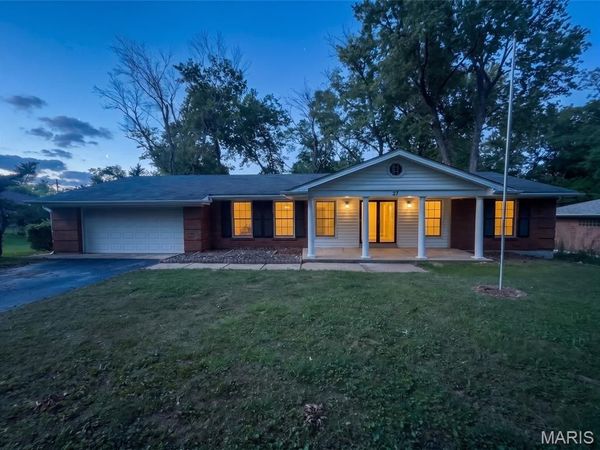 27 Nob Hill Drive , Hazelwood, MO 63138
