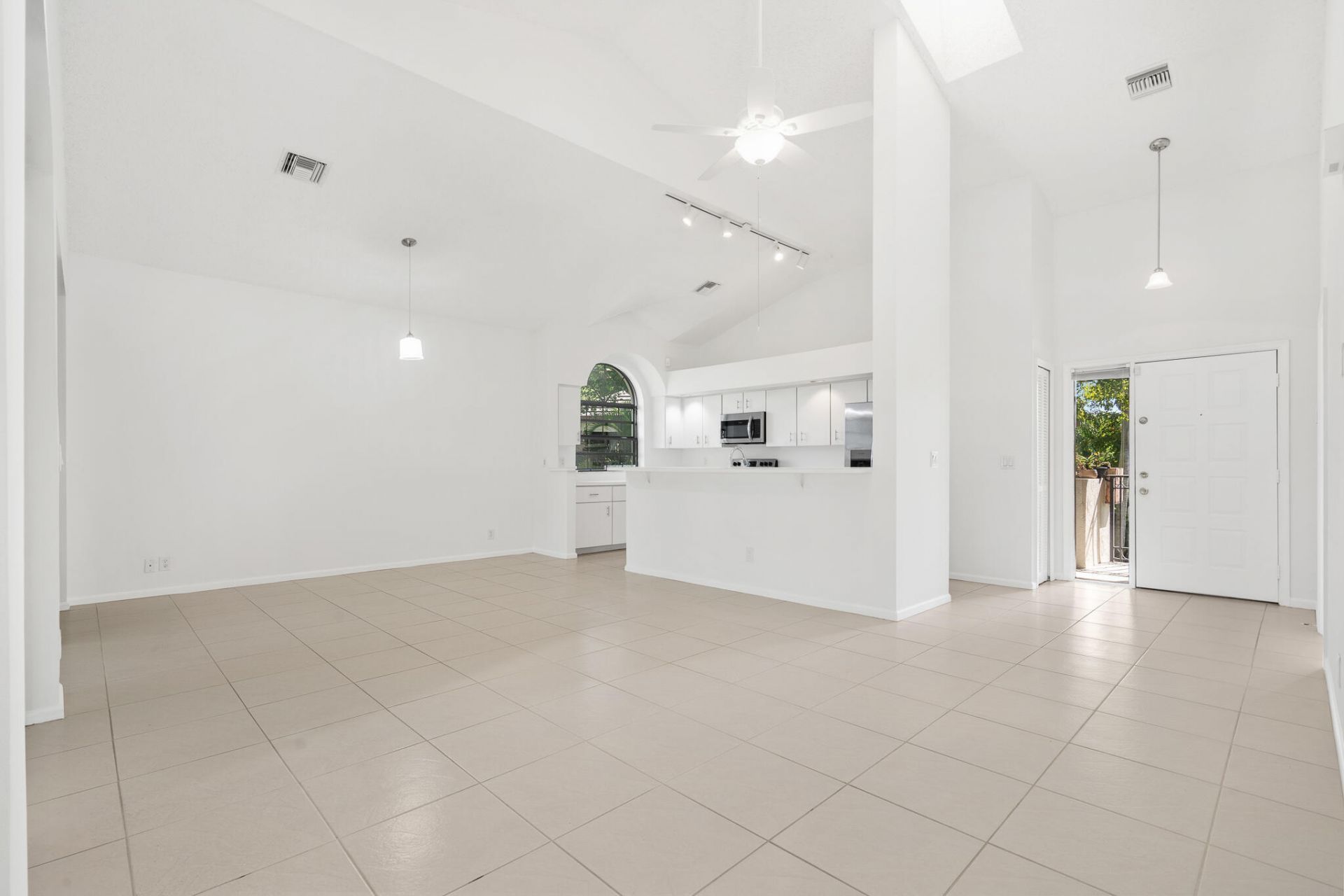 8049 Aberdeen Drive, Unit 202, Boynton Beach, FL 33472 Photo